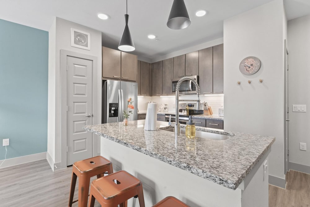 airy 1br king suite close to downtown w fast wifi