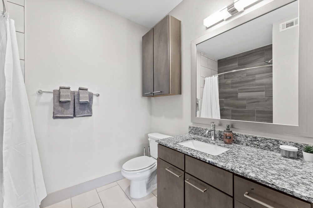 airy 1br king suite close to downtown w fast wifi