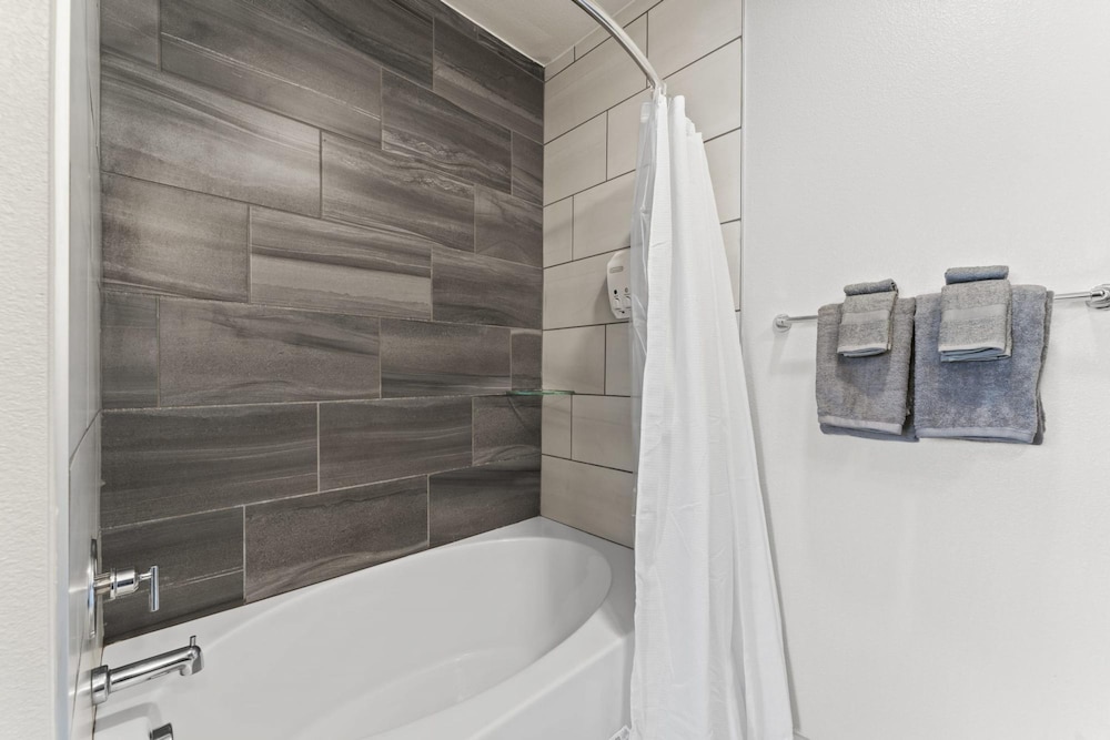 airy 1br king suite close to downtown w fast wifi