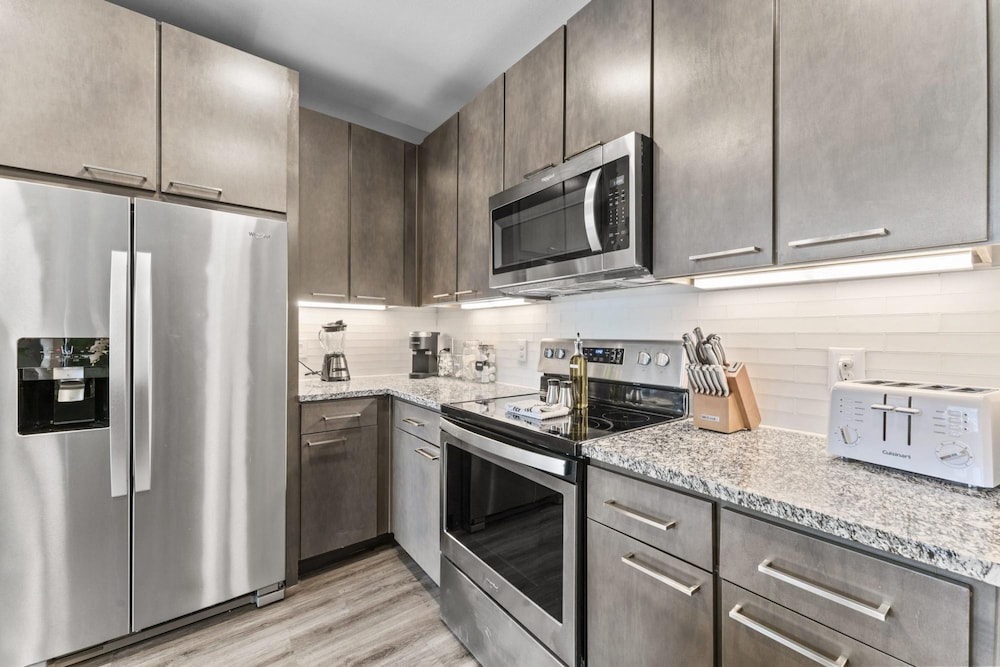 airy 1br king suite close to downtown w fast wifi