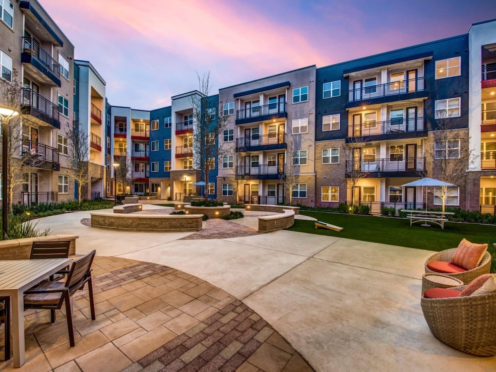 airy 1br king suite close to downtown w fast wifi