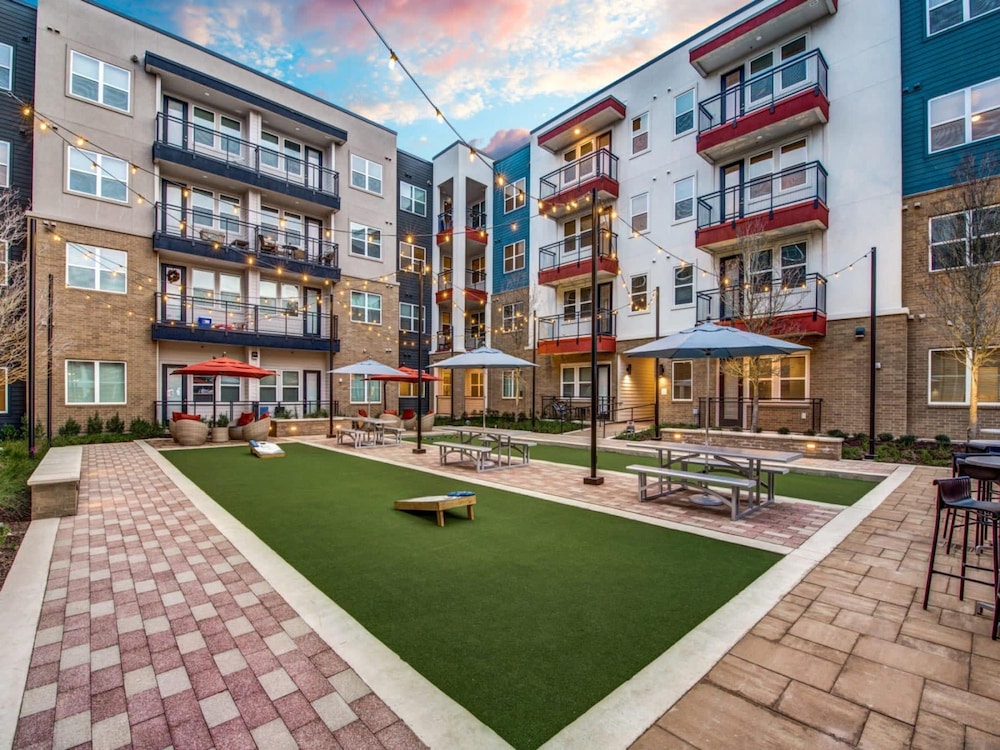 airy 1br king suite close to downtown w fast wifi