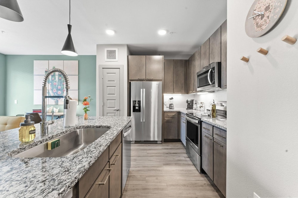 airy 1br king suite close to downtown w fast wifi