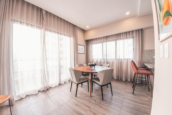breakfast included at regatta living 302