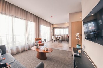 breakfast included at regatta living 302