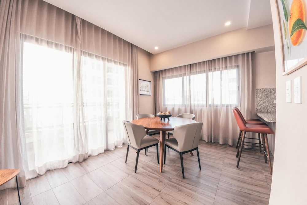 breakfast included at regatta living 302