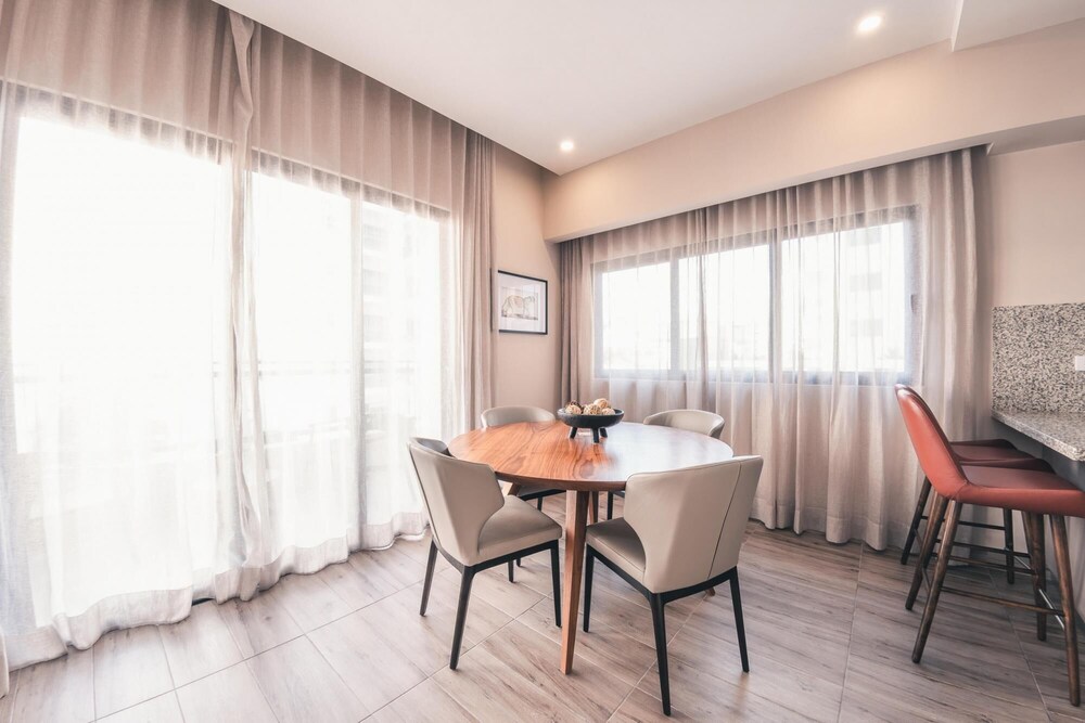 breakfast included at regatta living 302