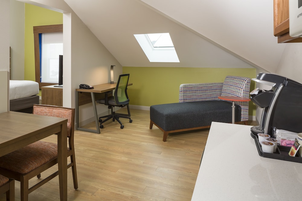 holiday inn express and suites white river junction