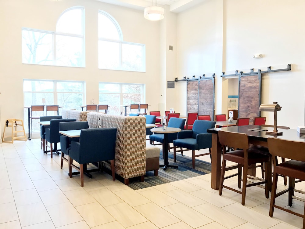 holiday inn express and suites white river junction