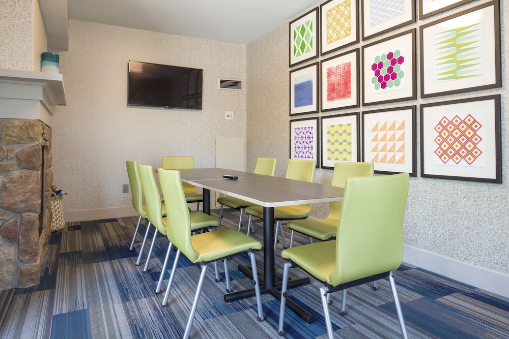 holiday inn express and suites white river junction