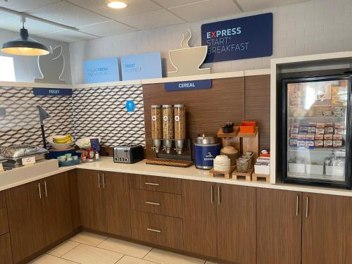 holiday inn express and suites white river junction
