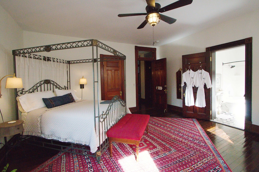 louisville bourbon inn