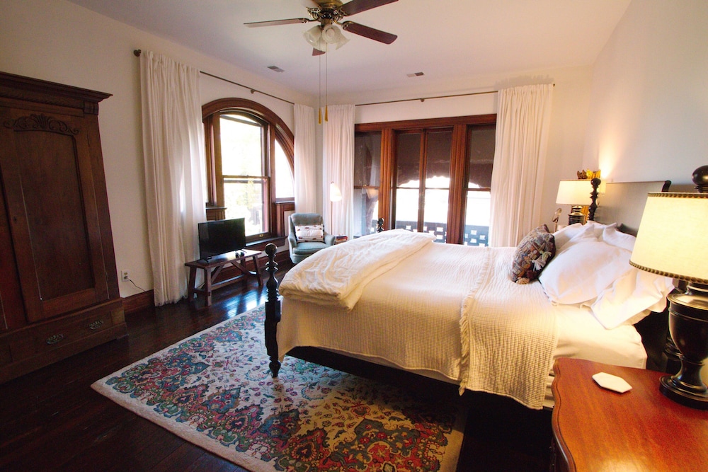 louisville bourbon inn