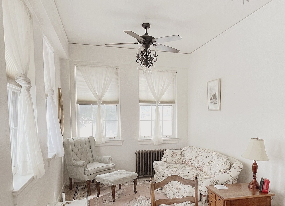 Oddfellow Inn & Farm,Helena>>Clancy,3 star