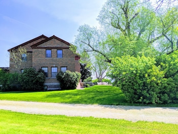 oddfellow inn and farm