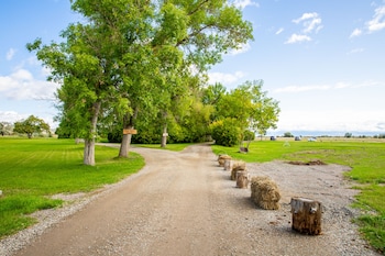 oddfellow inn and farm