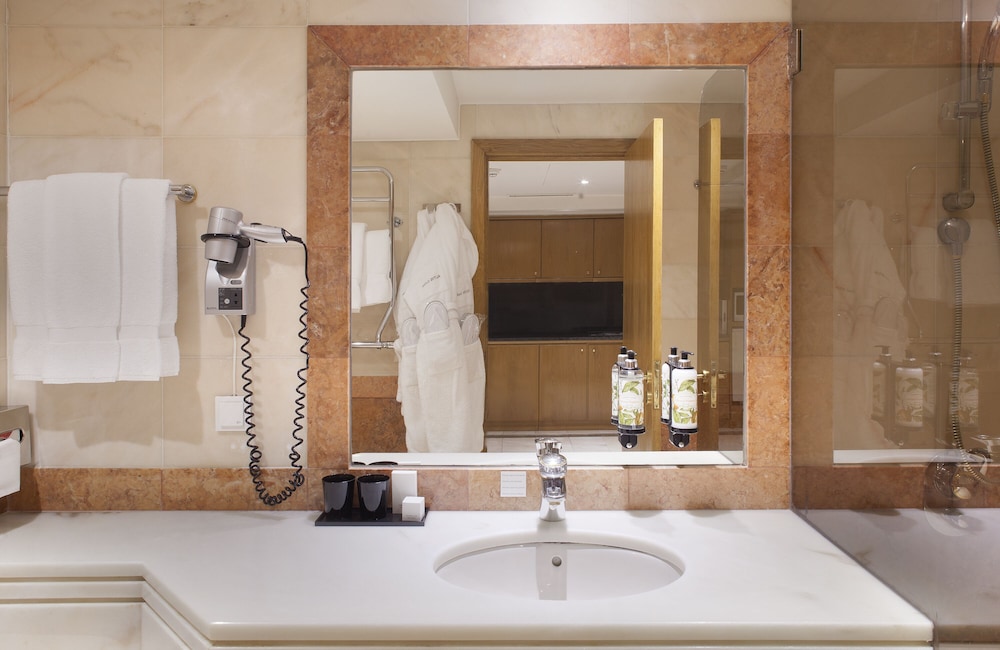 altis suites