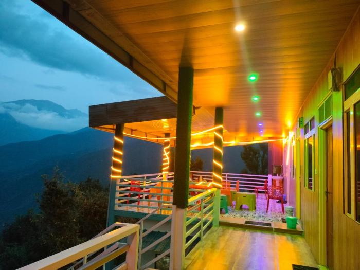 chaukhamba view resort