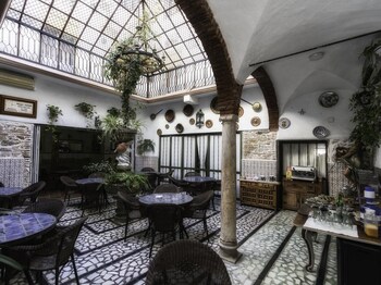 Hotel Las Palmeras By Vivere Stays,Villafranca De Los Barros>>Los Santos De Maimona,4 star
