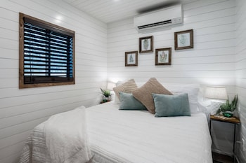 the stable tiny container home 12 min to magnolia