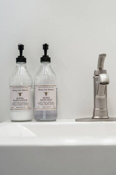 the stable tiny container home 12 min to magnolia