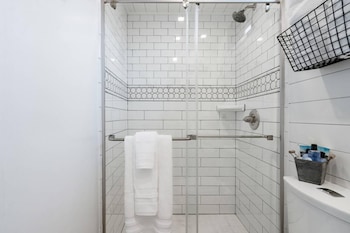 the stable tiny container home 12 min to magnolia