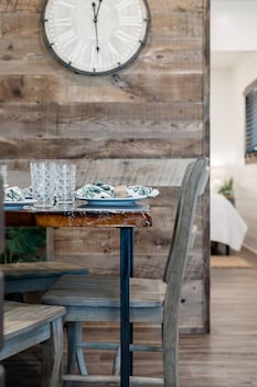 the stable tiny container home 12 min to magnolia