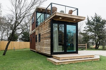 the stable tiny container home 12 min to magnolia