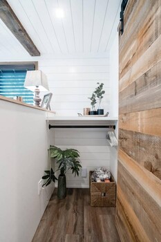 the stable tiny container home 12 min to magnolia