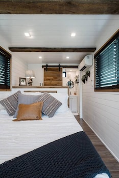 the stable tiny container home 12 min to magnolia