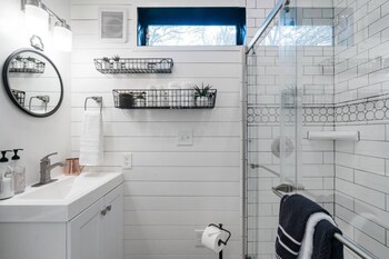 the stable tiny container home 12 min to magnolia