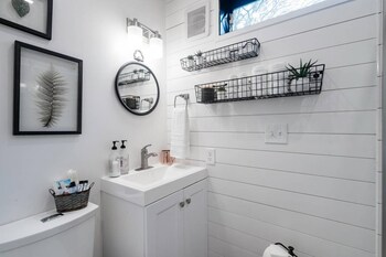 the stable tiny container home 12 min to magnolia