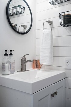 the stable tiny container home 12 min to magnolia