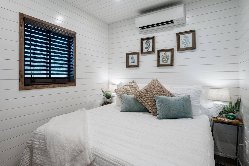 the stable tiny container home 12 min to magnolia