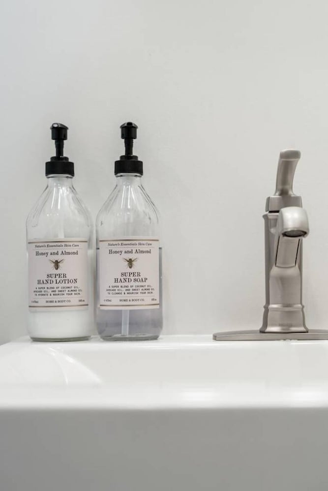 the stable tiny container home 12 min to magnolia