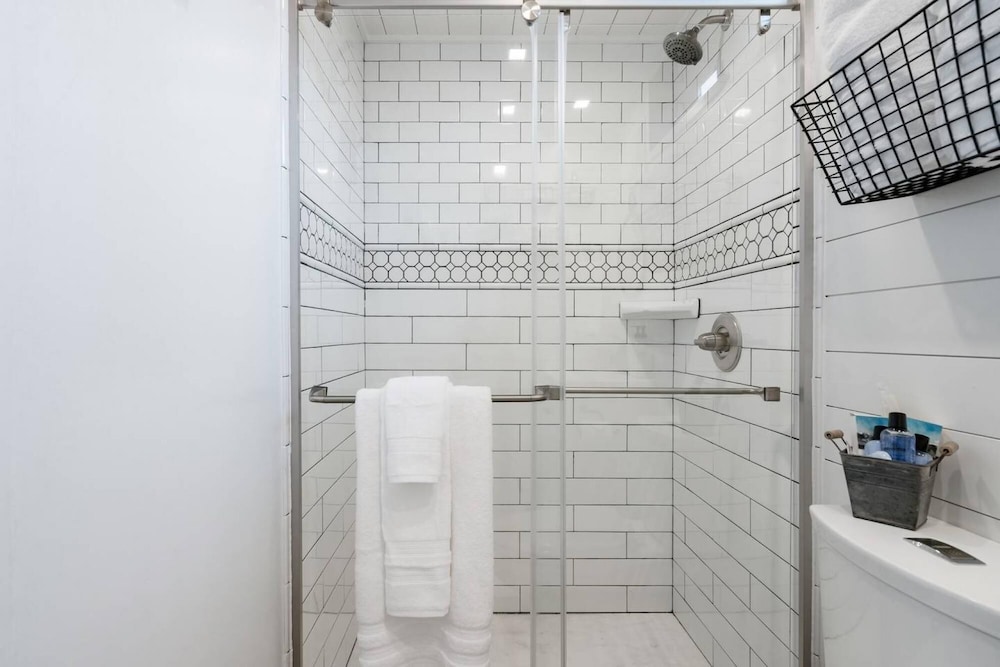 the stable tiny container home 12 min to magnolia