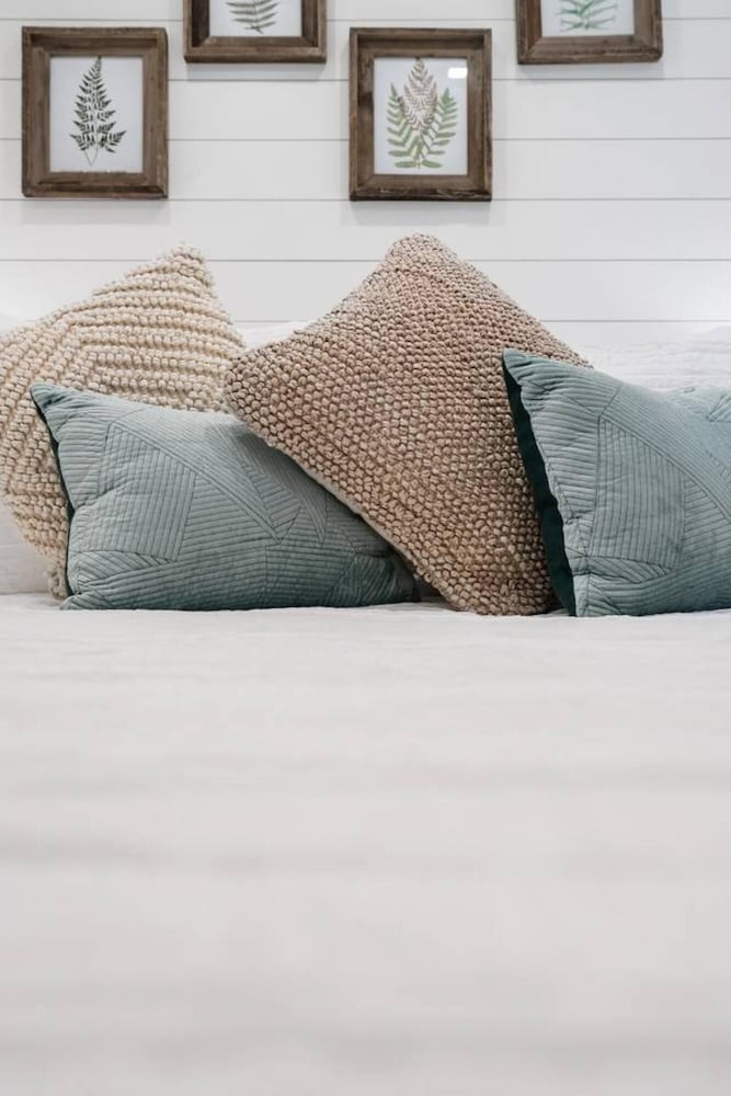 the stable tiny container home 12 min to magnolia