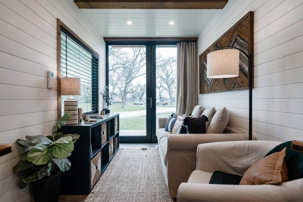 the stable tiny container home 12 min to magnolia