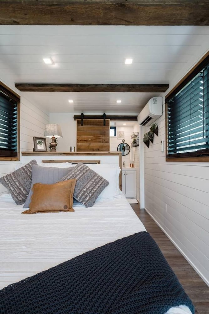 the stable tiny container home 12 min to magnolia