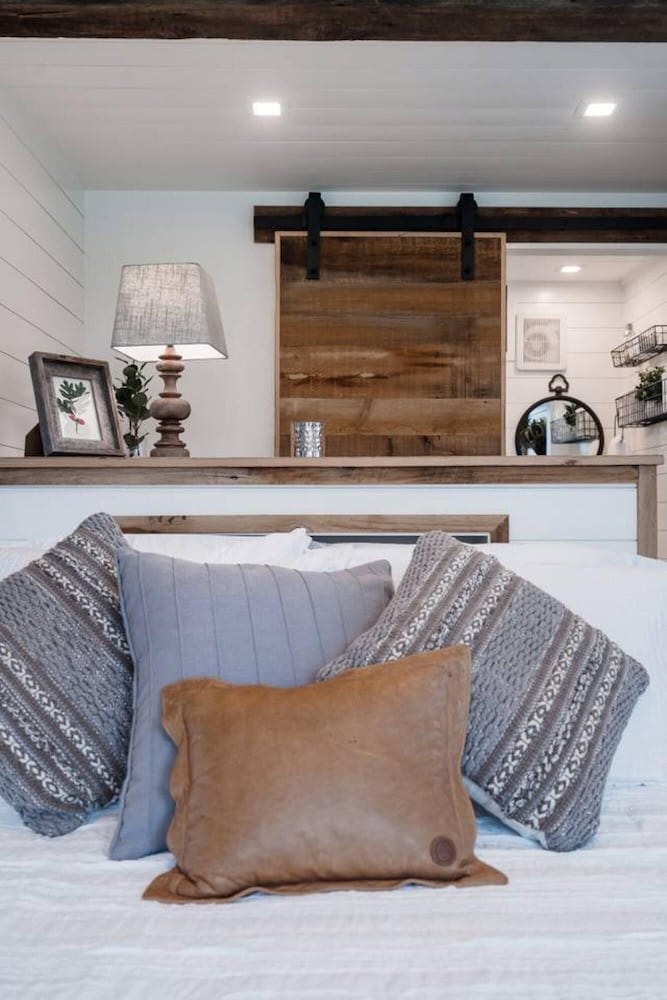 the stable tiny container home 12 min to magnolia