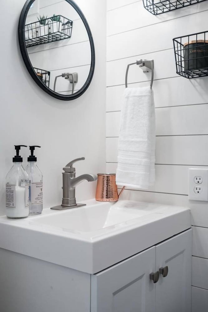 the stable tiny container home 12 min to magnolia