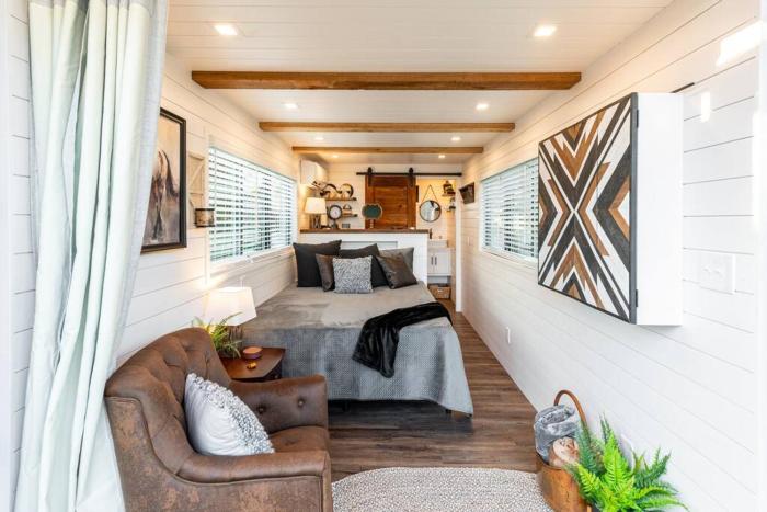 the stable tiny container home 12 min to magnolia