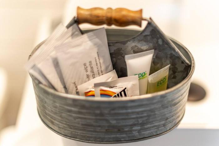 the stable tiny container home 12 min to magnolia