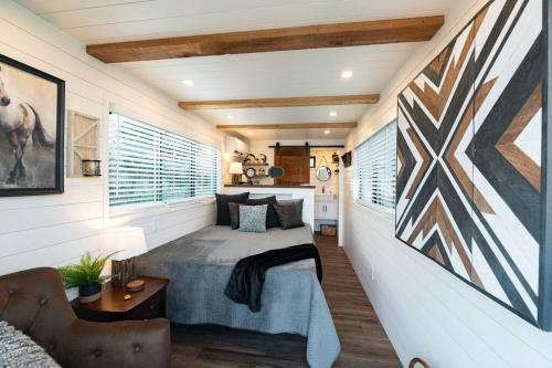 the stable tiny container home 12 min to magnolia