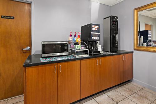 red roof inn and suites monroe nc