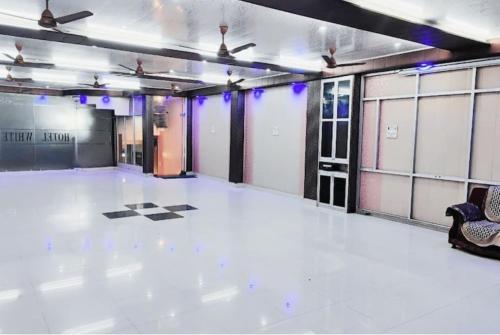 hotel white stone gonda