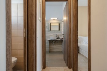 evripus suites hotel