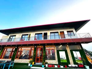 Hotel On The Edge,,0 star