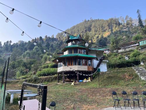 the tree house jibhi swastika aashiyana