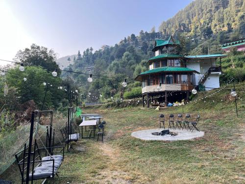 the tree house jibhi swastika aashiyana